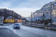 Mols liegt in einer Kurve vor Unterterzen. Hier scheint im Winter die Sonne während Wochen nicht hin. (Bild: Michel Canonica)