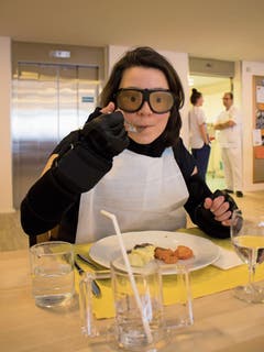 Franziska Scheuber testet den Alterssimulationsanzug im Seniorenzentrum Zwyden in Hergiswil. (Bild: Bilder: Nicole Hartmann/PD (Hergiswil, 17. Dezember 2018))