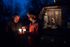Der Lichterweg in Gisikon: Gemeindepräsident Alois Muri (links) und der Pfarreileiter Lukas Briellmann. (Bild: Corinne Glanzmann; 30. November 2018)