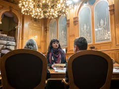 Géraldine Savary (SP/VD) (Mitte) im Gespräch mit Anne Seydoux-Christe (CVP/JU) (links) und Raphaël Comte (FDP/NE). (Bild: KEYSTONE/ALESSANDRO DELLA VALLE)
