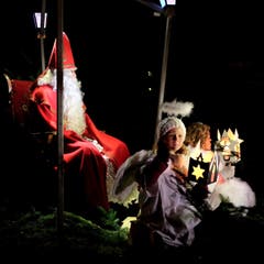 Samichlauseinzug in Ennetbürgen – auf dem Wagen vorne sitzen jeweils zwei Engeli. (Bild: Sepp Bernasconi, 1. Dezember 2018)