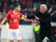Das Schweizer Nationalteam (rechts Nationalcoach Vladimir Petkovic, links Captain Granit Xhaka) trifft im Halbfinal der Nations League wie in der letzten WM-Qualifikation auf Europameister Portugal (Bild: KEYSTONE/ENNIO LEANZA)