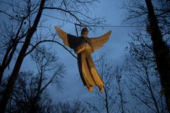 Über der Krippe fliegt ein Engel. (Bild: Corinne Glanzmann; 30. November 2018)