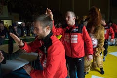 Die Ringer klatschen mit ihren Fans ab. Bild: Boris Bürgisser (Willisau, 1. Dezember 2018)