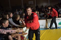 Die Willisauer Ringer bedanken sich bei den Fans nach dem Finaleinzug gegen Einsiedeln. Bild: Boris Bürgisser (Willisau, 1. Dezember 2018)