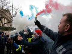 Krankenpfleger protestieren vor der Nationalversammlung in Paris. (Bild: KEYSTONE/AP/MICHEL EULER)