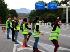 «Gelbwesten» in der Nähe von Biarritz im Südwesten Frankreichs. (Bild: KEYSTONE/AP/BOB EDME)