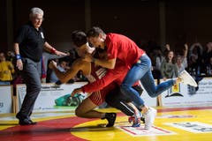 Tobias Portmann (rot) sichert Willisau den Einzug in den Final mit seinem Sieg über Adrian Mazan aus Einsiedeln. Bild: Boris Bürgisser (Willisau, 1. Dezember 2018)