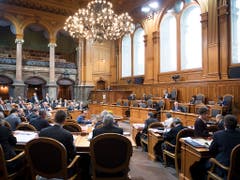 Rechnen im Ständeratssaal: Die kleine Kammer berät am Montagnachmittag den Bundeshaushalt für das Jahr 2019. (Bild: KEYSTONE/ANTHONY ANEX)