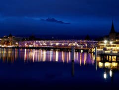 Dank der Weihnachtsbeleuchtung erstrahlt die Seeebrücke. (Bild: Walter Buholzer, Luzern)