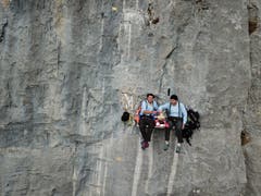 Bruno Leuzinger und Beat Walker geniessen ihr Fondue in einer Felswand am Fusse des Kaiserstocks beim Klausenpass. (Bild: Bruno Leuzinger)