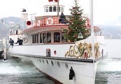 Schön geschmückte Weihnachtsbäume stehen in diesen Tagen nicht nur in den Stuben, sondern auch auf dem Raddampfer «Uri». (Bild: Bruno Schuler; Luzern, 30. Dezember 2018)