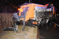 Die hinterste Achse und die Salzstreuvorrichtung wurden beim Aufprall zerstört.