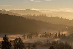 Es wird Abend. Im Untern Brand wird geheizt. (Bild: Franz Häusler)