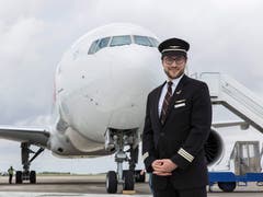 Der Obwaldner Sales Wick ist Pilot bei der Swiss und leidenschaftlicher Fotograf. Hier vor einer Boeing 777.