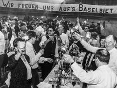 Per 1. Januar 1994 wechselt der Bezirk Laufen von Bern zum Kanton Basel-Landschaft. Die Anschlussbefürworter feiern diesen Schritt in der Neujahrsnacht im Gymnasium Laufen. (Bild: KEYSTONE/MICHAEL KUPFERSCHMIDT)