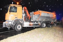 Auch am Heckteil des Salzstreufahrzeugs entstand hoher Sachschaden.