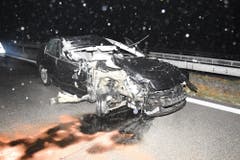 Der 27-jährige Lenker fuhr von hinten in den Salzstreuwagen. Sein Auto wurde dabei völlig zerstört. (Bilder: Kantonspolizei St.Gallen)