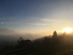 Abenddämmerung mit aufziehendem Nebel auf dem Sonnenberg in Abtwil. (Bild: Daniel Utiger)