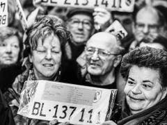 Am 22. Januar 1994 beginnt für 8500 Fahrzeughalter der Umtausch der Kontrollschilder auf dem Posten der Kantonspolizei. (Bild: KEYSTONE/MICHAEL WUERTENBERG)