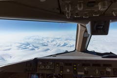 Ausblick aus dem Cockpit über Grönland.