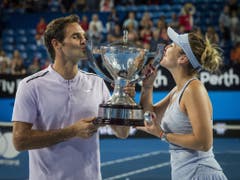 Roger Federer und Belinda Bencic treten nach ihrem Triumph vor einem Jahr in Perth als Titelverteidiger an (Bild: KEYSTONE/EPA AAP/TONY MCDONOUGH)