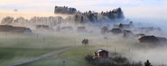 Der Nebel schleicht sich an auf dem Tannenberg. (Bild: Willy Zimmermann)