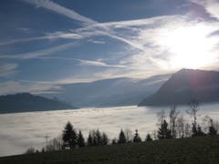 Blick vom Michaelskreuz auf das Nebelmeer. Bild: Maria-Amadea Schonegg