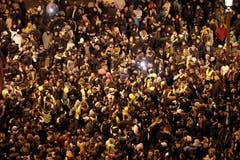 Frankreich: Menschenmassen auf dem Champs Elysees in Paris. (Bild: Keystone/AP Photo/Kamil Zihnioglu)