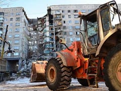 Bei einer Gasexplosion in einem Plattenbau aus der Sowjetzeit sind am Silvestermorgen in Russland mindestens vier Menschen getötet worden. Bergungshelfer befürchteten, dass zahlreiche Bewohner unter den Trümmern des eingestürzten Gebäudes in der Industriestadt Magnitogorsk verschüttet sein könnten. (Bild: Keystone/EPA EMERGENCY SITUATIONS MIN. P./RUSSIAN EMERGENCY SITU)