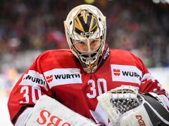 Dem kanadischen Goalie Zach Fucale steht die Enttäuschung ins Gesicht geschrieben. Fucale wurde vor 4 Jahren als erster Goalie in der NHL von Montreal gedraftet, die Canadiens gaben ihn aber auf und mittlerweile spielt er in der East Coast Hockey League (Bild: KEYSTONE/SPENGLER CUP/GIAN EHRENZELLER)