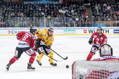 Kalpa Kuopios Mikael Seppala (Mitte) spielt sich durch die Verteidigung Kanadas durch. Bild: Melanie Duchene / Keystone (Davos, 31.12.2018)