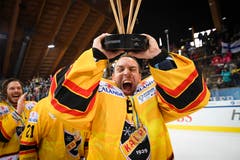 Daniel Manzato, Torhüter von KalPa Kuopio stemmt den Pokal in die Höhe. Bild: Gian Ehrenzeller v (Davos, 31.12.2018)
