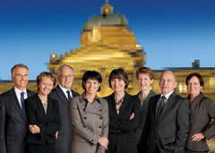 2010, Bild 2 (von links): Didier Burkhalter, Eveline Widmer-Schlumpf, Johann Schneider-Ammann, Bundespräsidentin Doris Leuthard, Micheline Calmy-Rey, Simonetta Sommaruga, Ueli Maurer, Bundeskanzlerin Corina Casanova.