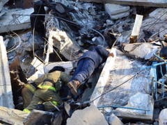 Bei einer Gasexplosion in einem Plattenbau aus der Sowjetzeit sind am Silvestermorgen in Russland mindestens vier Menschen getötet worden. Bergungshelfer befürchteten, dass zahlreiche Bewohner unter den Trümmern des eingestürzten Gebäudes in der Industriestadt Magnitogorsk verschüttet sein könnten. (Bild: Keystone/EPA EMERGENCY SITUATIONS MIN. P./RUSSIAN EMERGENCY SITU)