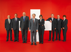 2006, Bild 1 (von links): Hans-Rudolf Merz, Samuel Schmid, Pascal Couchepin, Bundespräsident Moritz Leuenberger, Micheline Calmy-Rey, Joseph Deiss, Christoph Blocher, Bundeskanzlerin Annemarie Huber-Hotz.