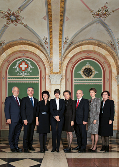 2011 (von links): Johann Schneider-Ammann, Didier Burkhalter, Doris Leuthard, Bundespräsidentin Micheline Calmy-Rey, Eveline Widmer-Schlumpf, Ueli Maurer, Simonetta Sommaruga, Bundeskanzlerin Corina Casanova.