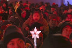 China: Viel Publikum versammelt sich auf einem Platz in Peking. (Bild: KEYSTONE/AP Photo/Ng Han Guan)