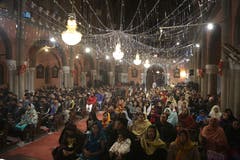 Pakistan: Christen treffen sich zur Messe vor Mitternacht in Lahore. (Bild: Keystone/AP Photo/K.M. Chaudary)
