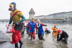 Und jetzt schnell ins Trockene: Am Silvester-Schwimmen in der Reuss. (Bild: KEYSTONE/Urs Flüeler; Luzern, 31. Dezember 2018)