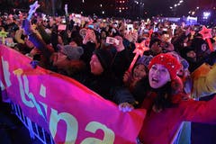 China: Alle machen um Mitternacht mit beim Countdown – aufgenommen in Peking. (Bild: KEYSTONE/AP Photo/Ng Han Guan)