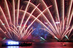 Hong Kong: Silvester im Victoria-Hafen. (Bild: KESTONE/AP Photo/Kin Cheung)