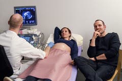 Das Kind von Markus und Sylvia kommt in Schweden zur Welt. Bild: SRF