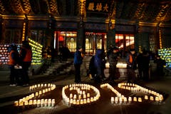 Südkorea: Kerzen vor einem buddhistischen Tempel in Seoul. (Bild: KEYSTONE/AP Photo/Ahn Young-joon).