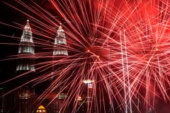 Malaysia: Ein Feuerwerk in Kuala Lumpur – im Hintergrund die bekannten Petronas-Twin-Towers. (Bild: KEYSTONE/EPA/FAZRY ISMAIL)