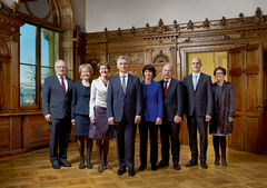 2014 (von links): Johann Schneider-Ammann, Eveline Widmer-Schlumpf, Simonetta Sommaruga, Bundespräsident Didier Burkhalter, Doris Leuthard, Ueli Maurer, Alain Berset, Bundeskanzlerin Corina Casanova.