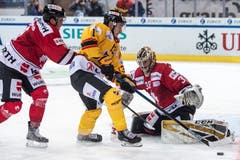 KalPa Kuopios Alexandre Texier (Mitte) kann den Puck nicht an Kanada-Torhüter Zach Fucale vorbeischieben. Kanadas Dante Fabbro (links) kommt zu spät. Bild: Melanie Duchene / Keystone (Davos, 31.12.2018)