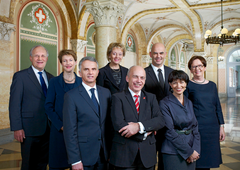 2013 (von links): Johann Schneider-Ammann, Eveline Widmer-Schlumpf, Simonetta Sommaruga, Didier Burkhalter, Doris Leuthard, Bundespräsident Ueli Maurer, Alain Berset, Bundeskanzlerin Corina Casanova.