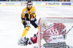 KalPa Kuopios Jaakko Rissanen scheitert im Penaltyschiessen an Zach Fucale, Torhüter des Team Canada. Bild: Melanie Duchene / Keystone (Davos, 31.12.2018)