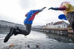 Man darf sich auch verkleiden: Am Silvester-Schwimmen in der Reuss. (Bild: KEYSTONE/Urs Flüeler; Luzern, 31. Dezember 2018)